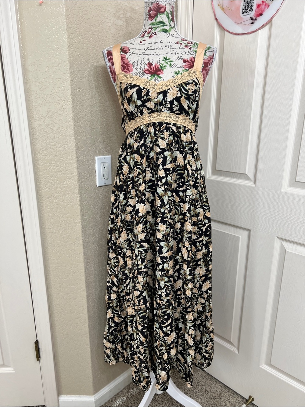 mine Black Floral Midi Dress with Beige Lace Trim - Picture 2 of 9
